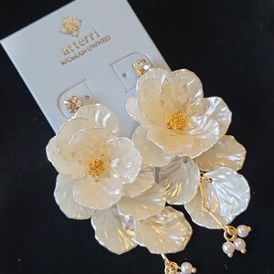 Sterri White Mother-of-Pearl Floral Drop Earrings with Gold Accents